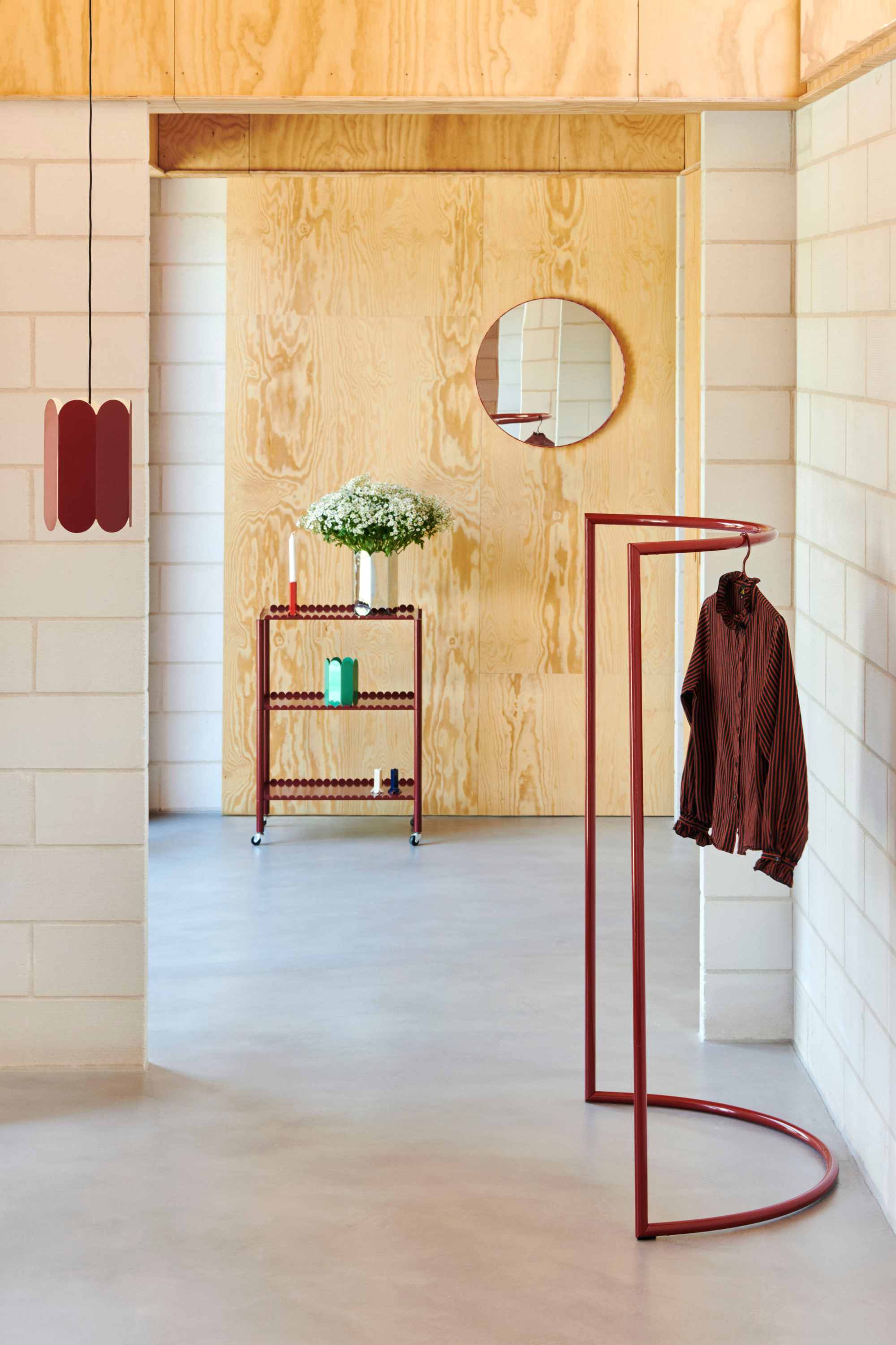 Színes C alakú állvány bordóvörös