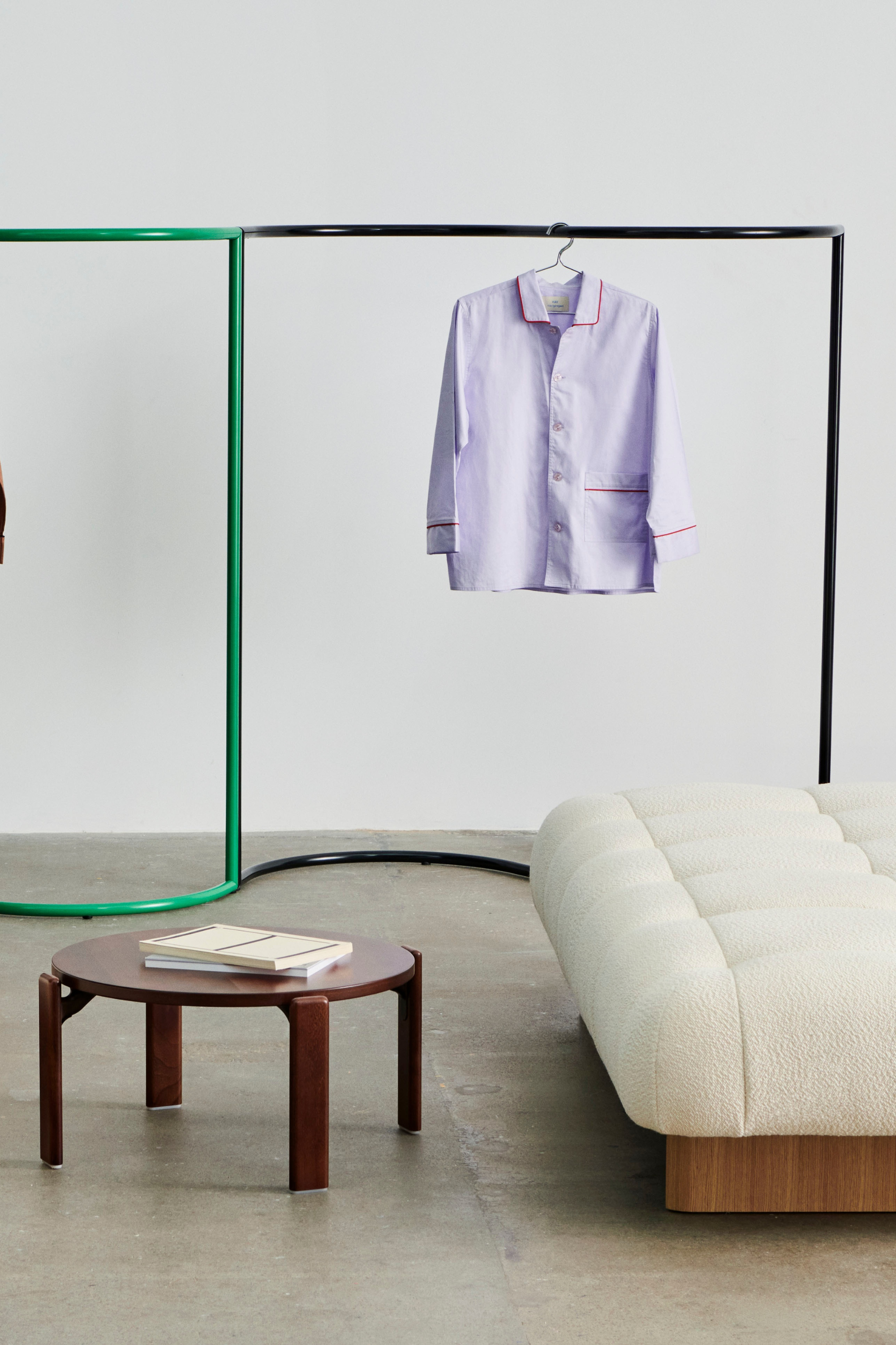 Színes S alakú állvány, fekete