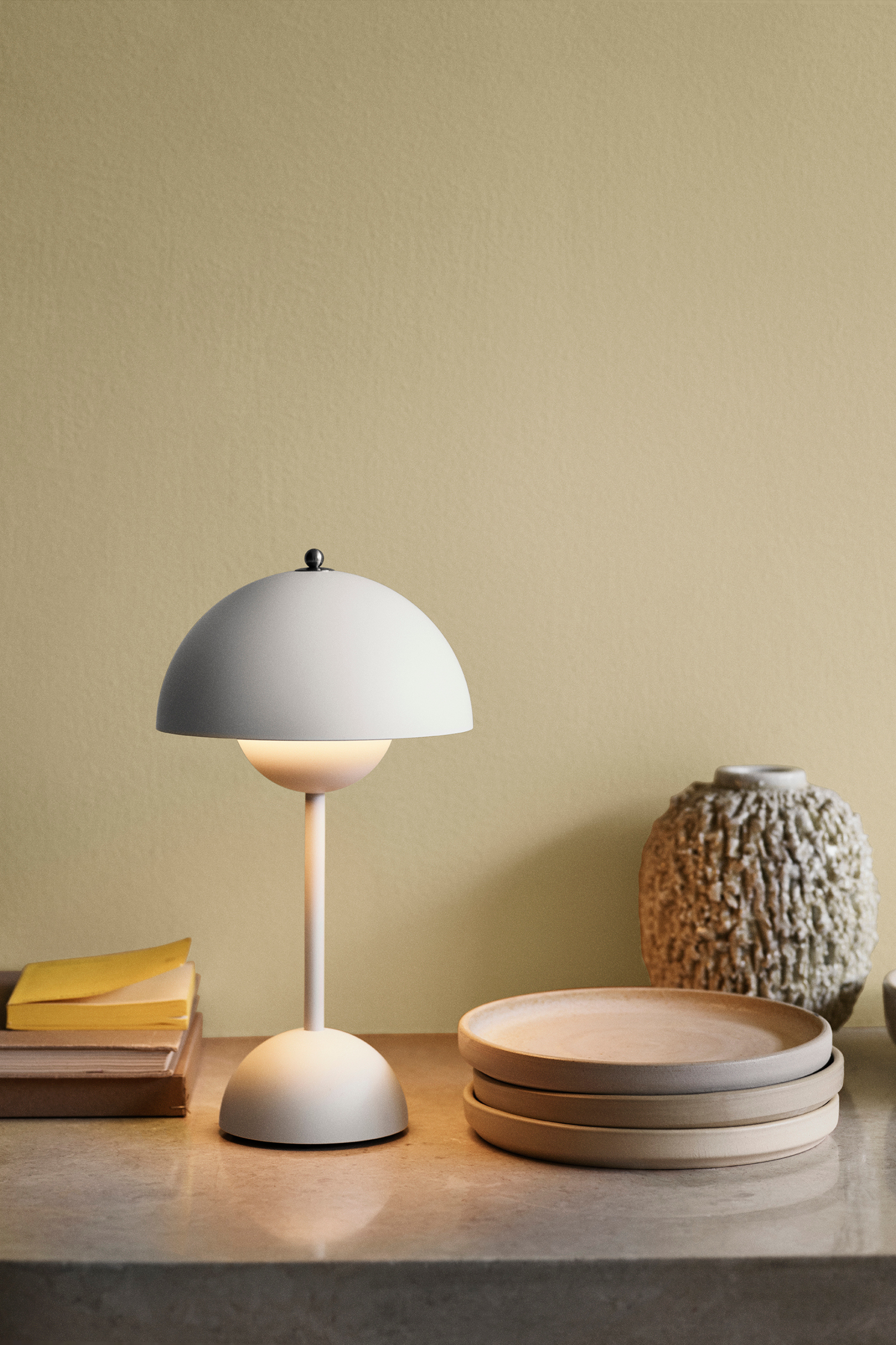 Flowerpot VP9 matt light grey lamp