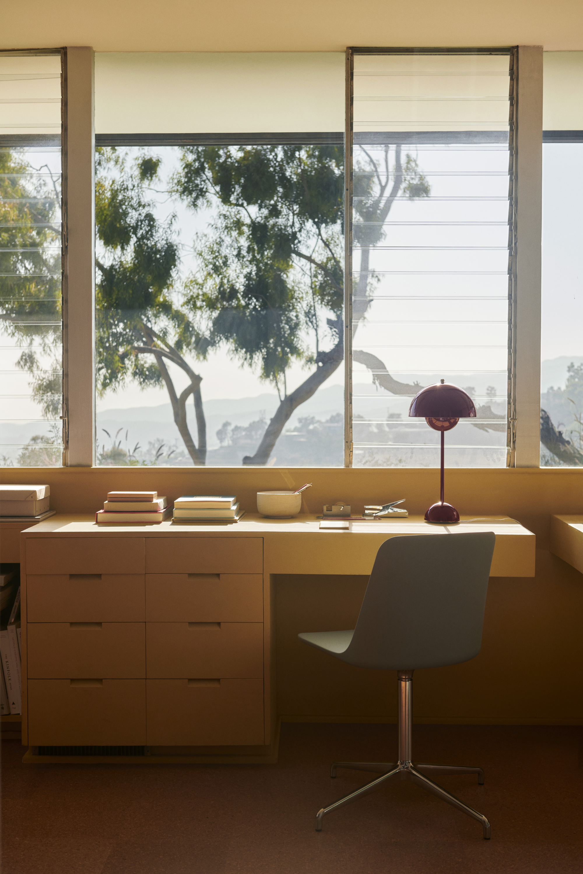 VP3 Flowerpot table lamp, dark plum