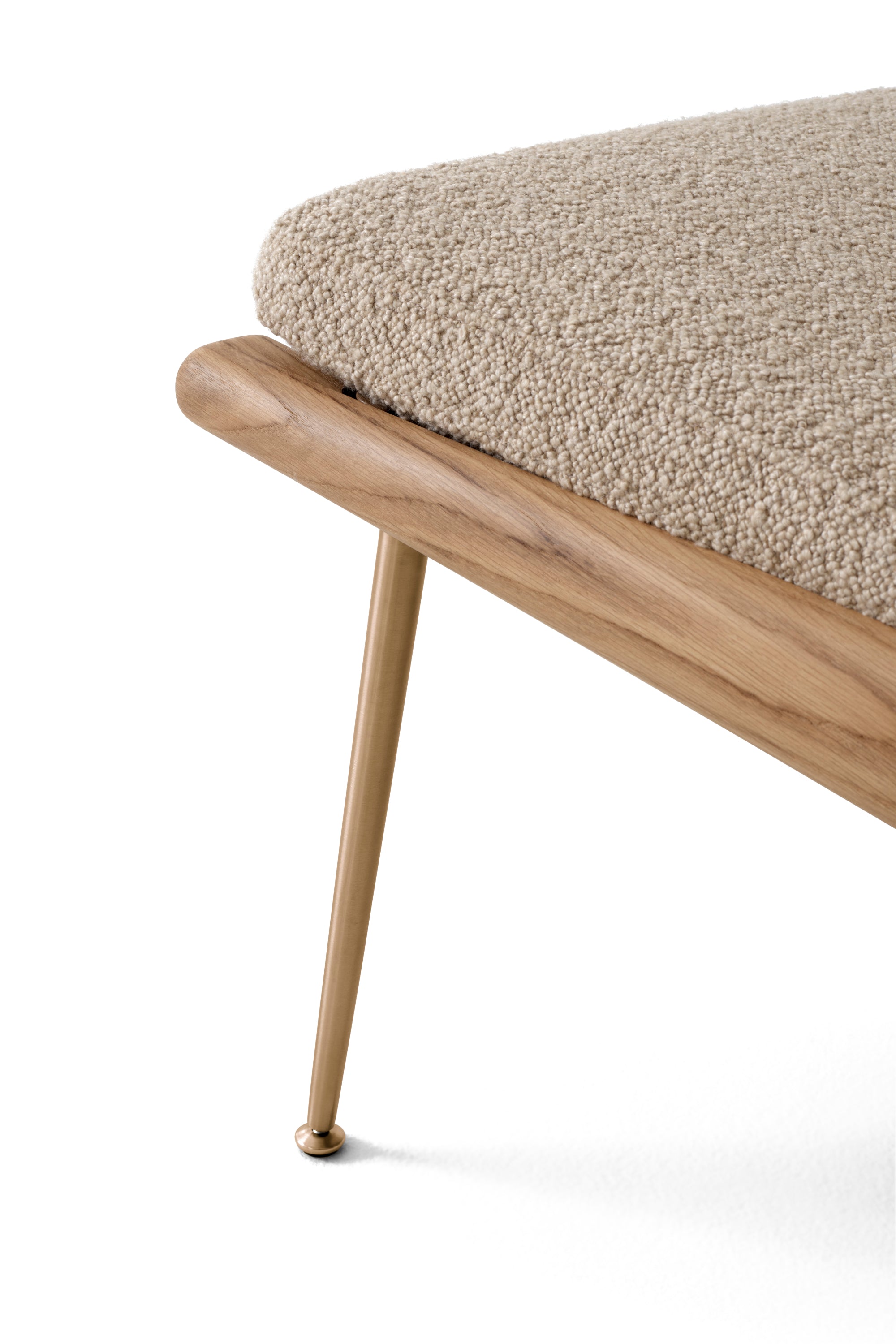 Boomerang HM2 Oiled Oak w. Brass lounge chair w. armrest