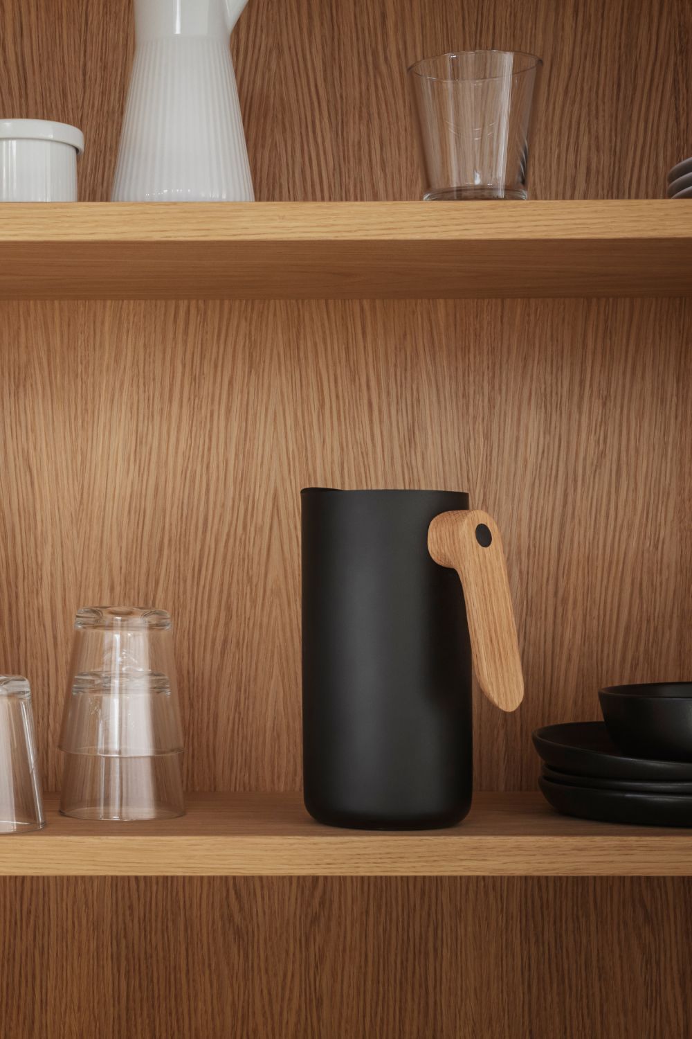Nordic kitchen jug black 1,4 l | Eva Solo | Home of Solinfo
