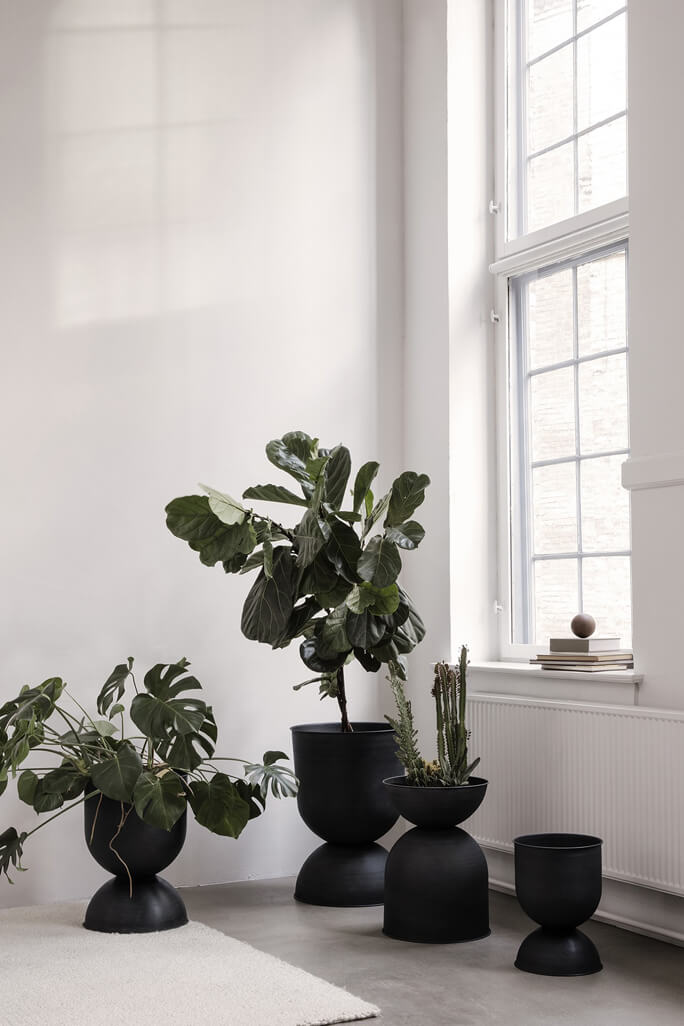 Hourglass Pot - Black Extra Small | ferm LIVING | Home of Solinfo