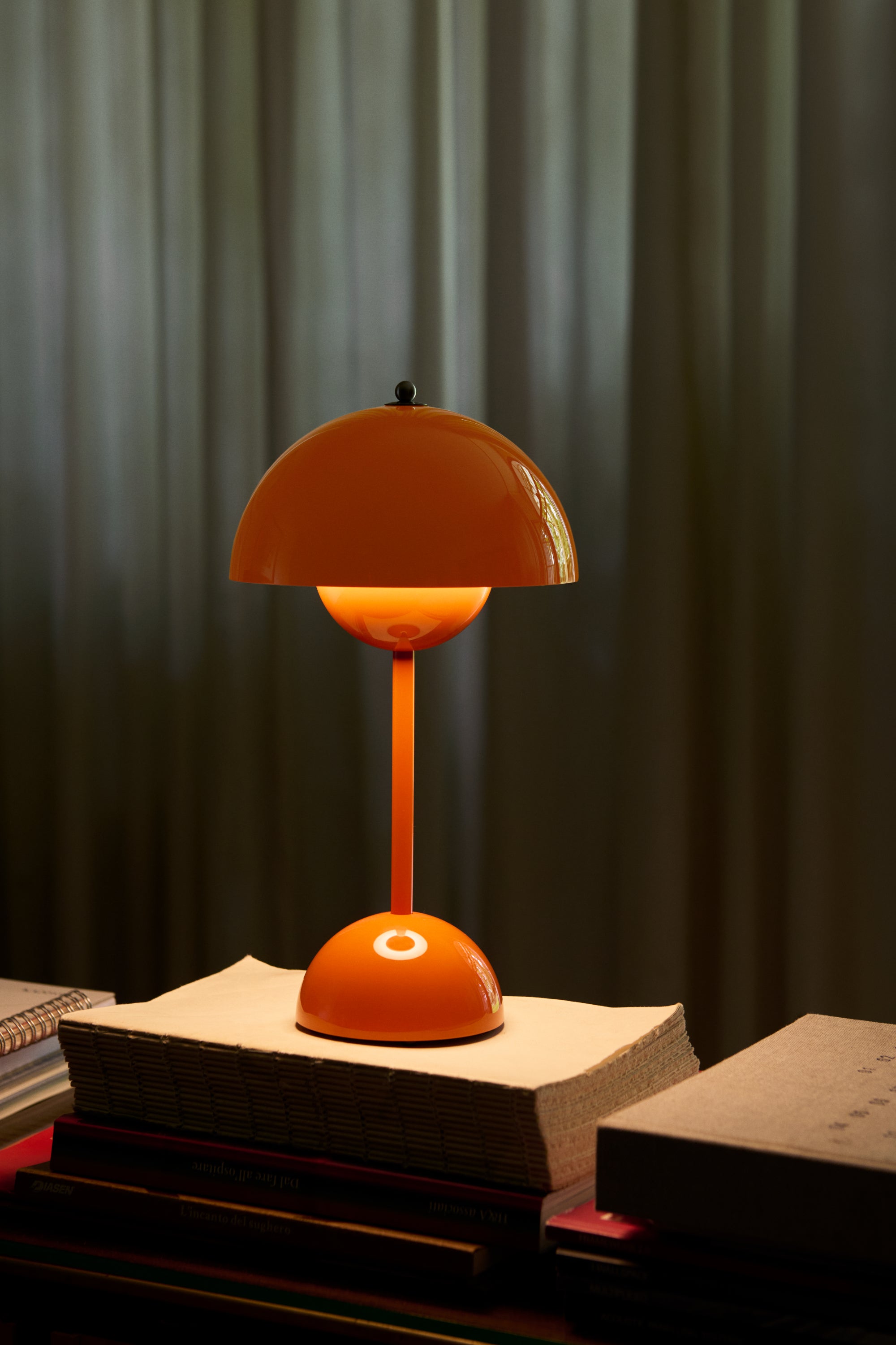 Flowerpot VP9 narancssárga lámpa