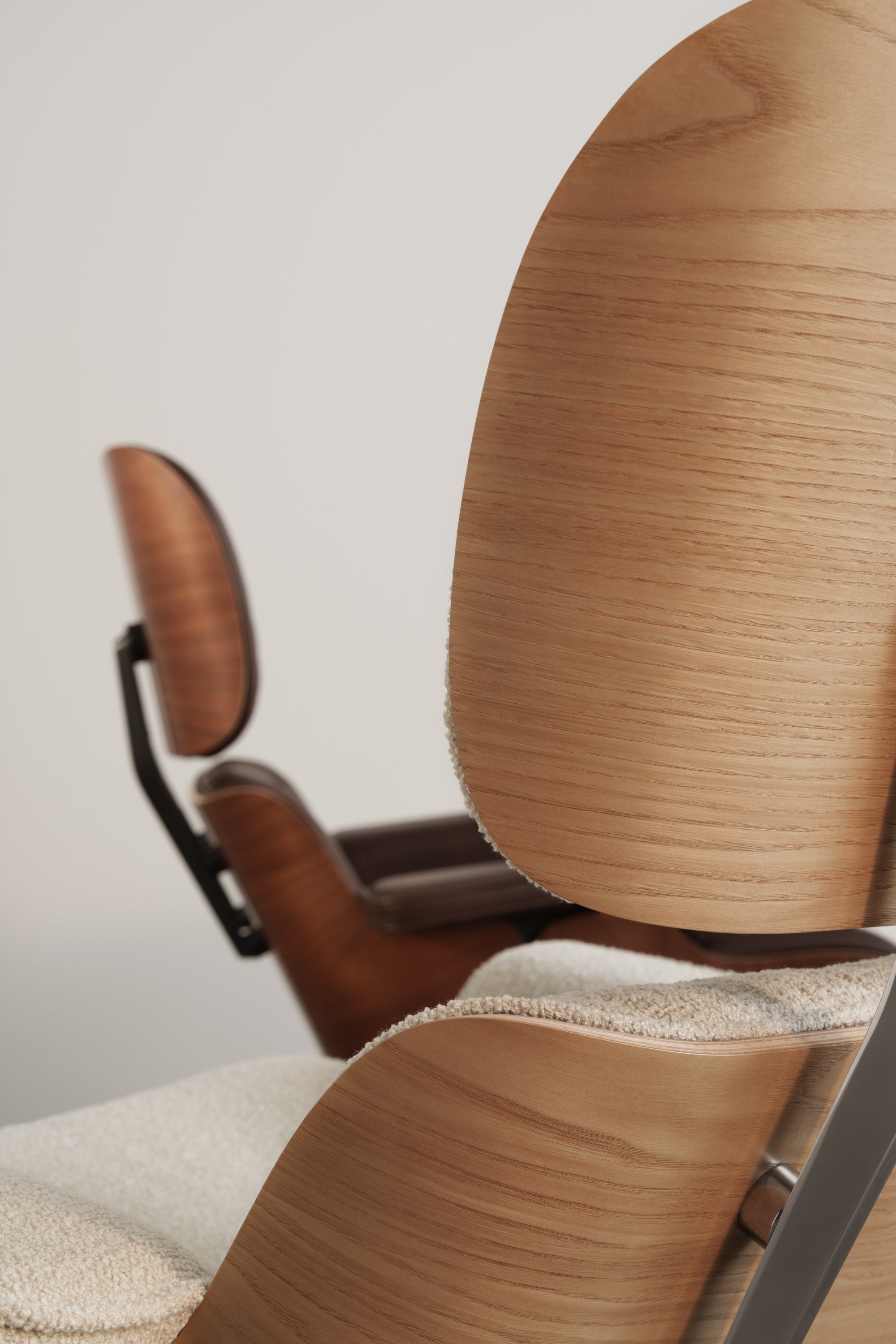 Eames Lounge Chair natural chesnut, Nubia