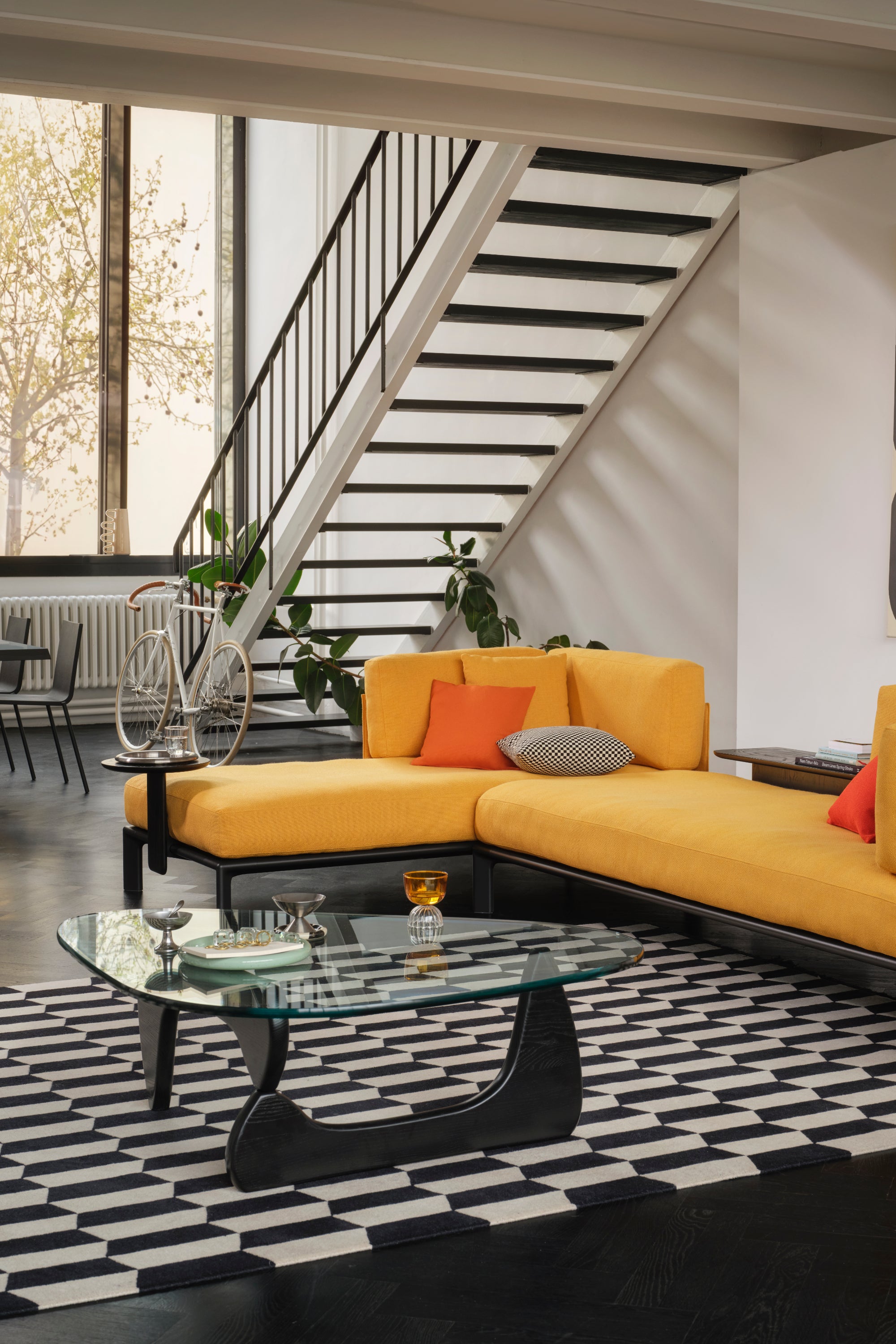 Noguchi dohányzóasztal fekete kőris