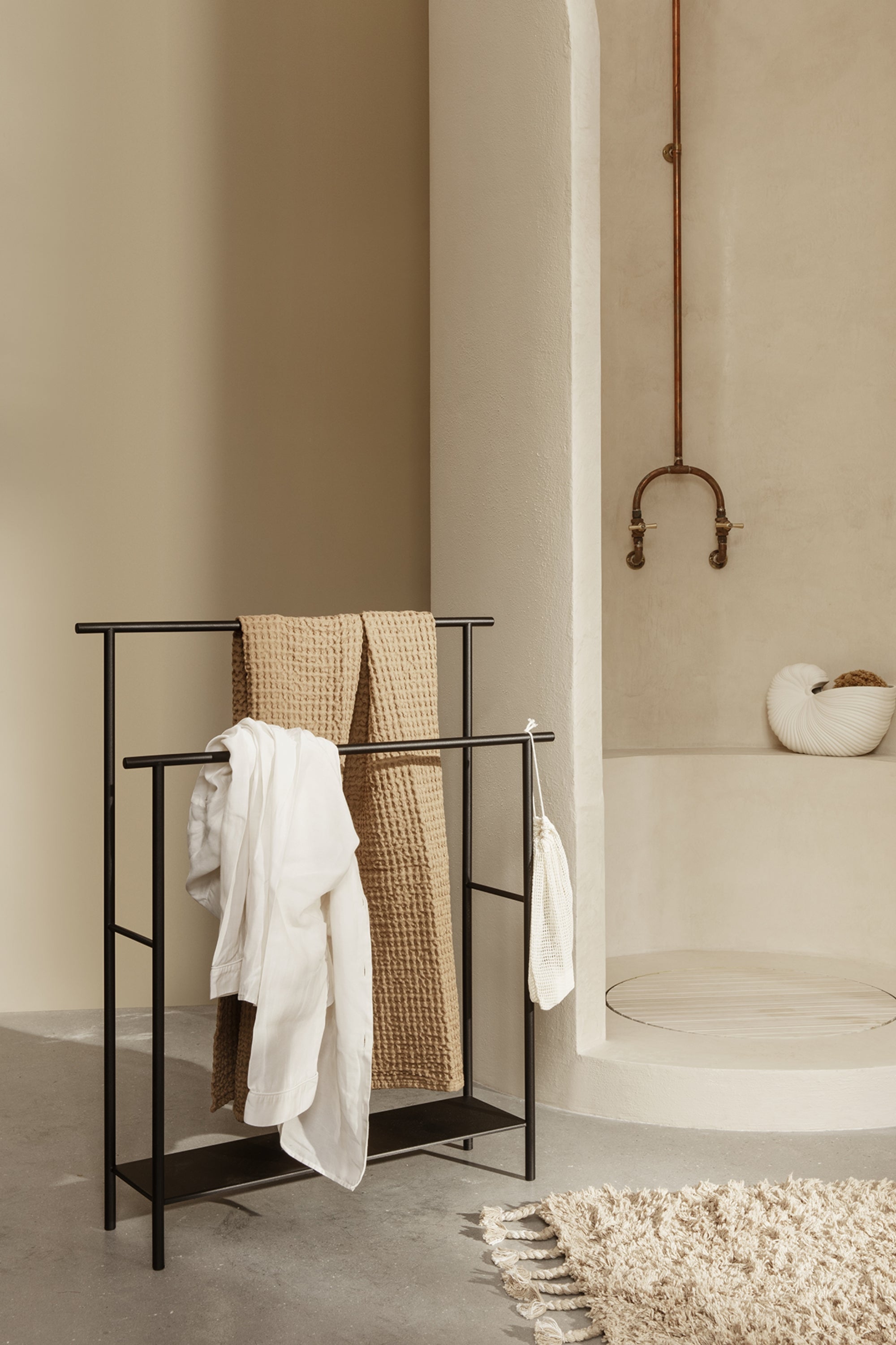 Dora black towel stand