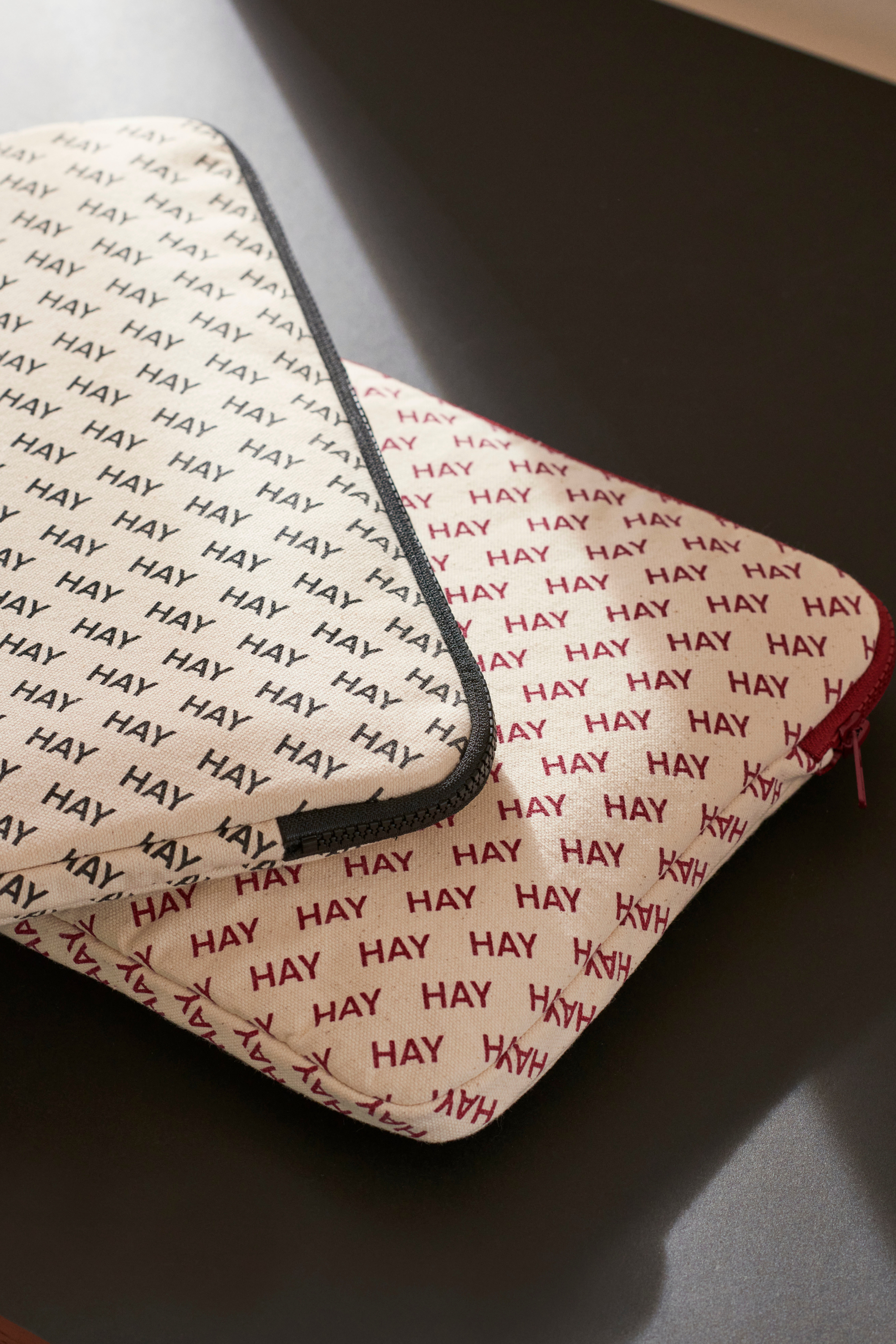 HAY Logo laptoptartó, fekete