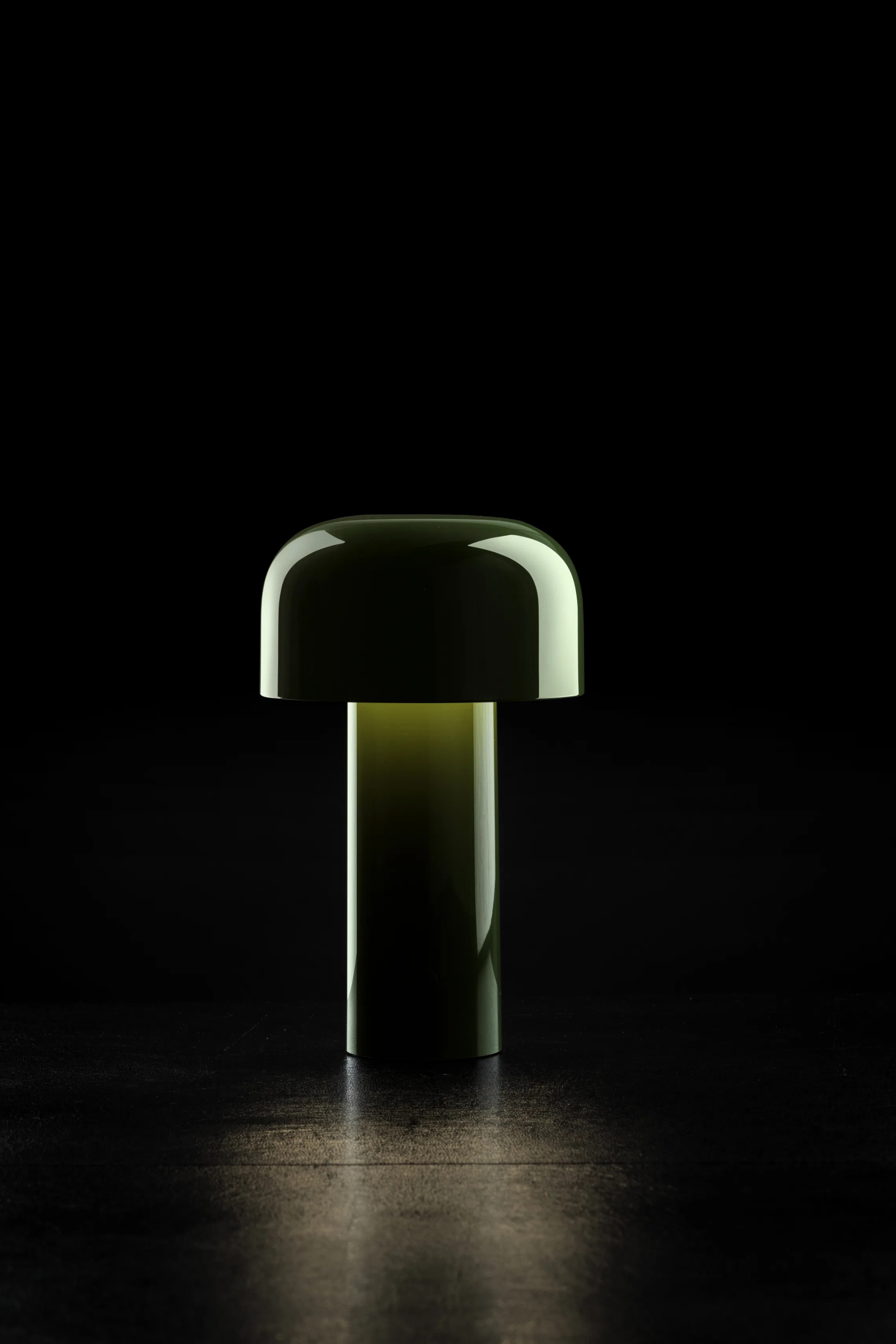 Bellhop Unplugged table lamp, glossy green