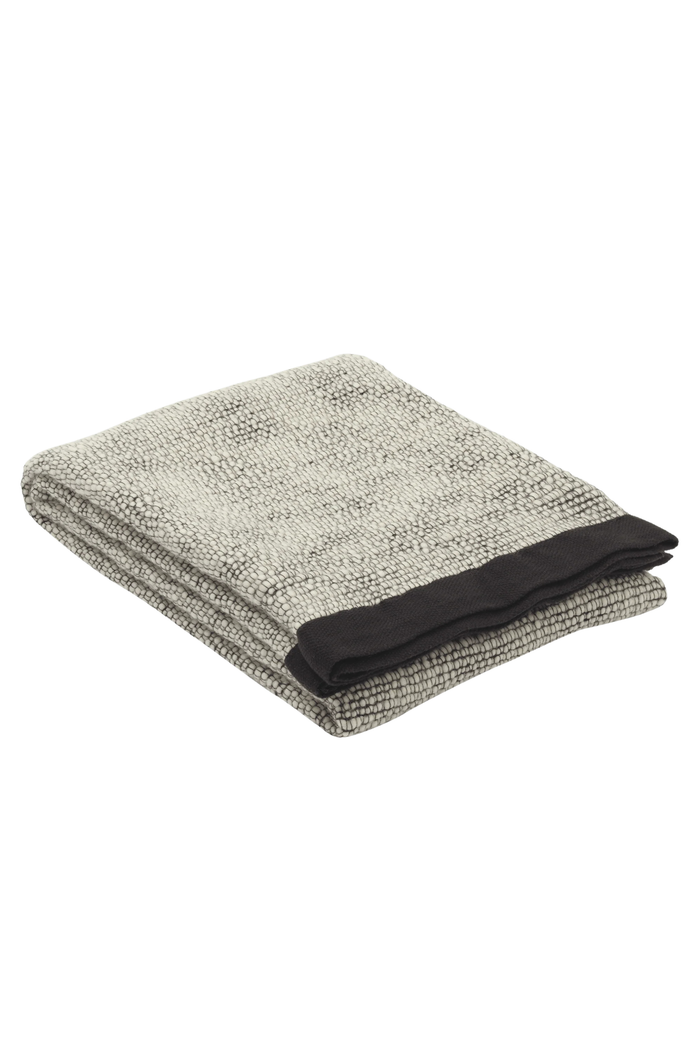 Thread Throw black & white