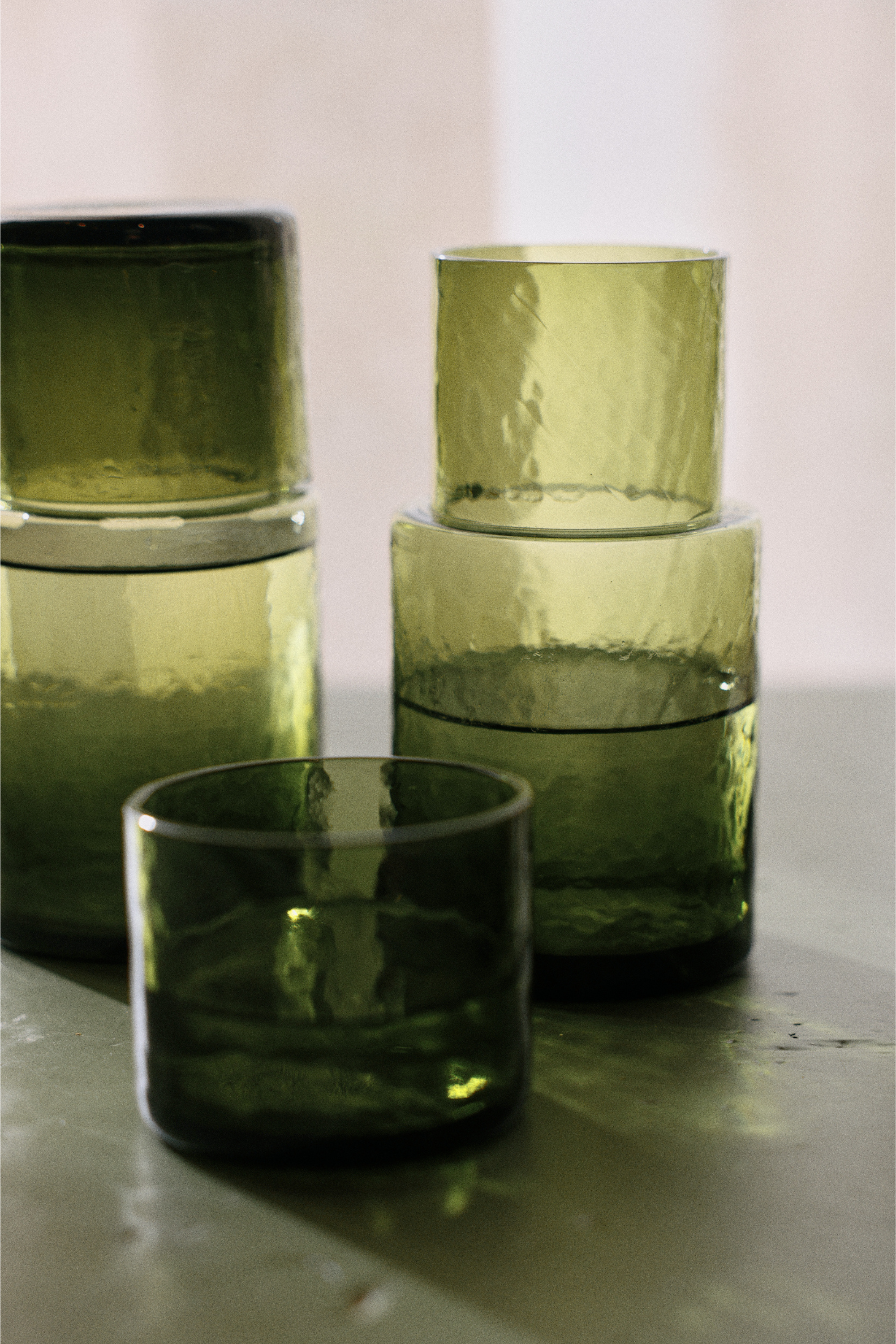 Tube carafe olive