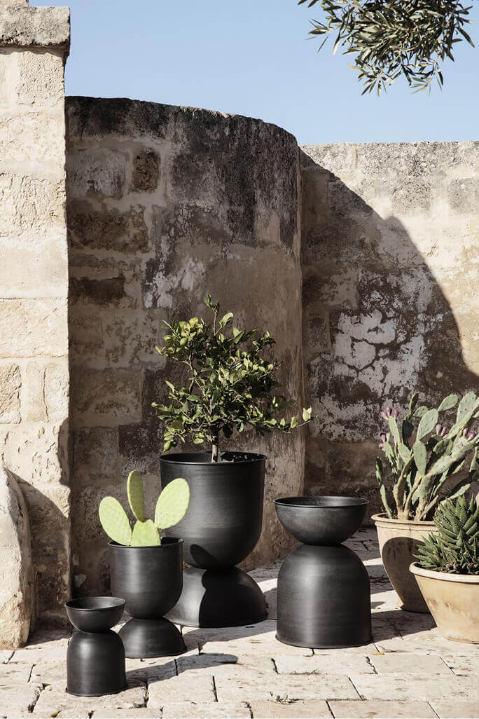 Hourglass Pot M black | ferm LIVING | Home of Solinfo