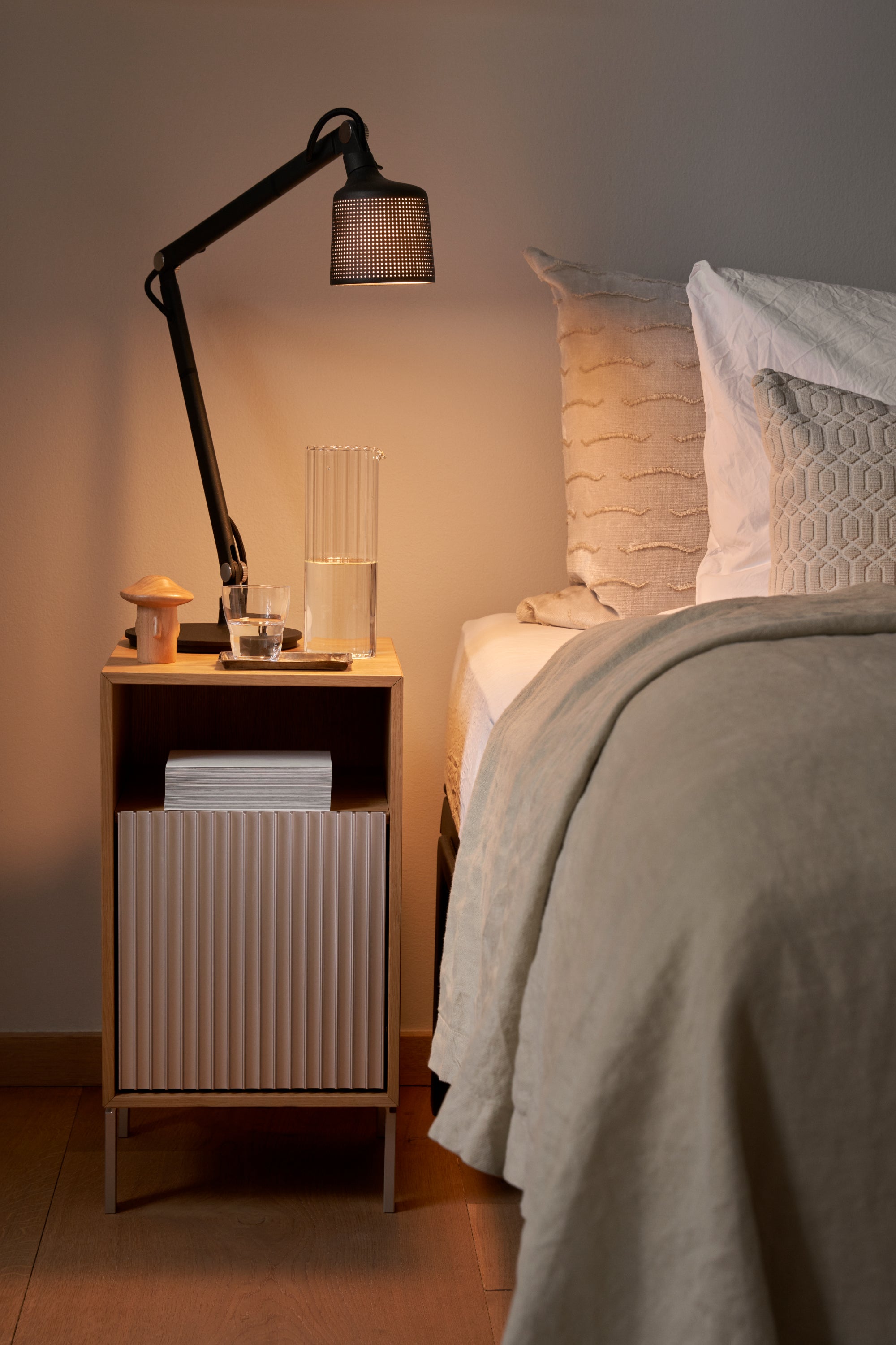 VIPP672 Bedside Table Light Oak
