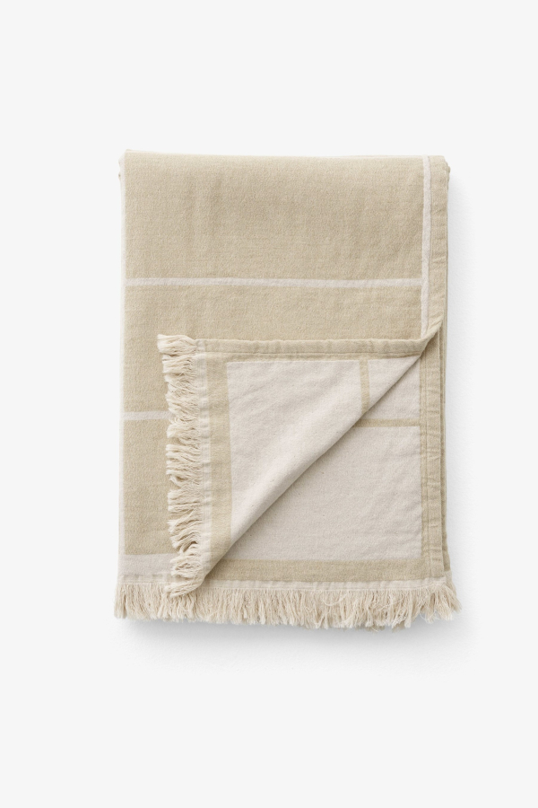 andttradition | Untitled AP10 bézs pléd,  All the Way to Paris  | Untitled AP10 light beige throw | Home of Solinfo