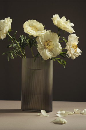 Muuto  | Ridge taupe üveg váza 35 | Ridge Vase Taupe Frosted Glass 35 | Home of Solinfo