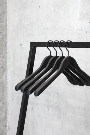 HAY | Soft vékony fekete vállfa szett nadrágtartóval | Soft Coat Hanger-Set of 4 w/ bar-Slim black | Home of Solinfo