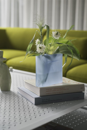 Muuto  | Ridge halványkék üveg váza 16,5 | Ridge Vase Light Blue Frosted Glass 16,5 | Home of Solinfo