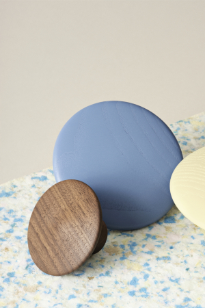 Dots sötétbarna fa akasztó  ø17 cm